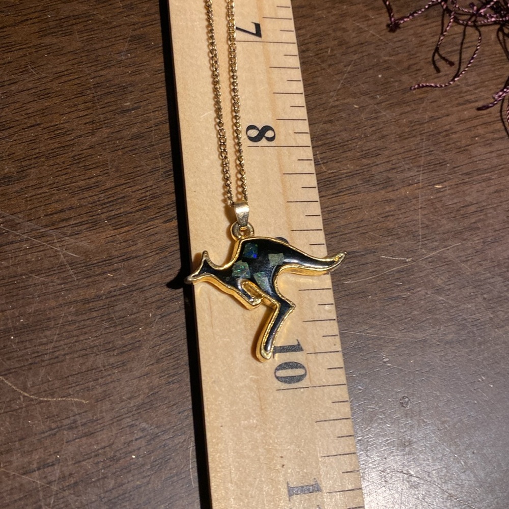 Gold Tone Kangaroo Pendant Necklace Iridescent Inlay Vintage Style - Picture 6 of 6